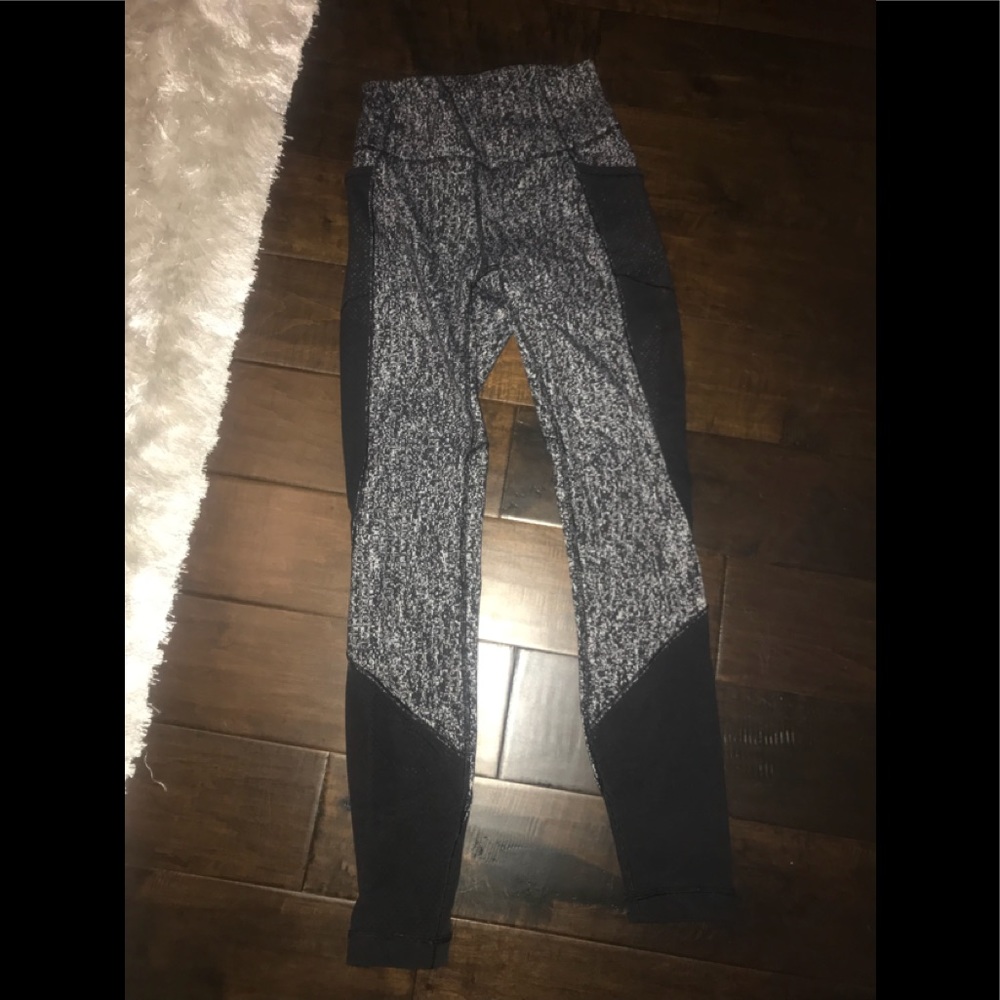 SIZE 4 — LULULEMON LEGGINGS